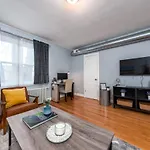 Capitol Hill Apartment With Free Parking