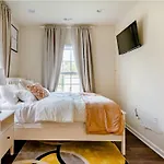 Luxurious And Cheerful Room In Washington Dc