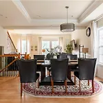 Luxurious And Cheerful Room In Washington Dc