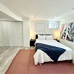 Stylish 1 Bed - 5 Min Walk To Metro, Free Parking!
