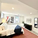 Stylish 1 Bed - 5 Min Walk To Metro, Free Parking!