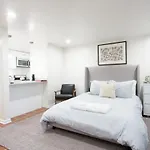 Well-Equipped Studio Apt - Walk To Metro Subway