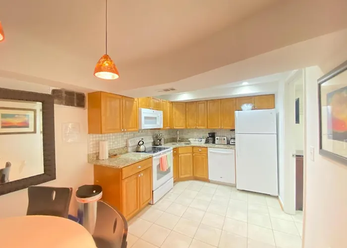 Comfy Basement Home 2 Bdrm1Den 3Queen Beds