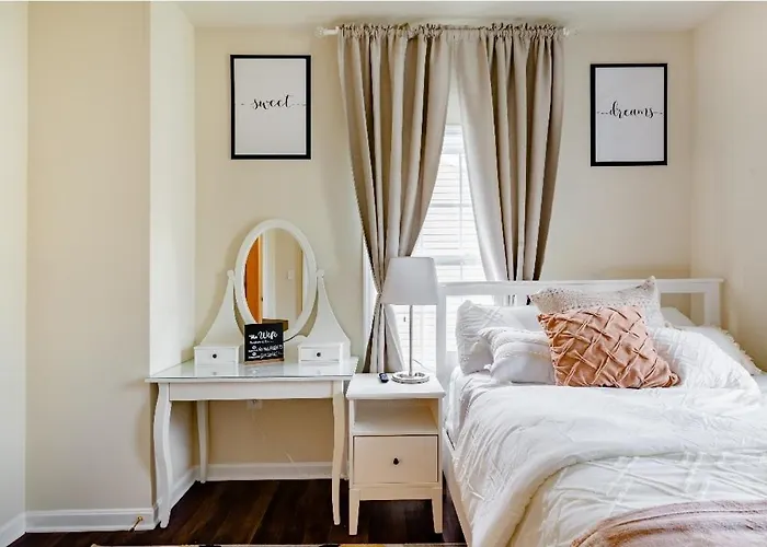 Luxurious And Cheerful Room In Washington Dc
