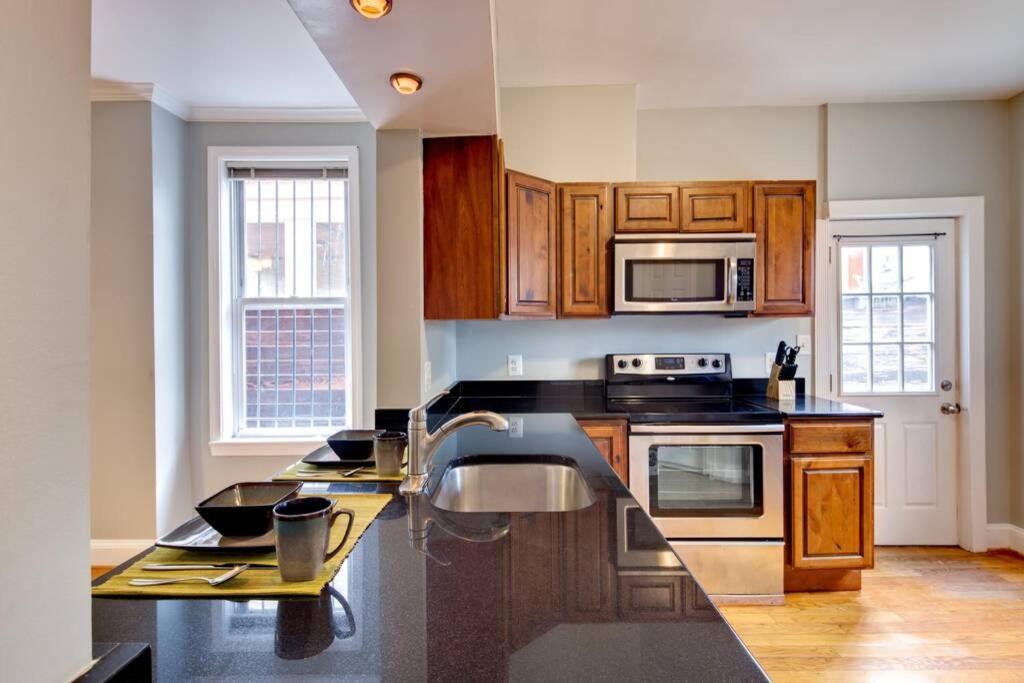 Thee Rose Garden, National Mall, Capital Hill, H St, A Apartment *