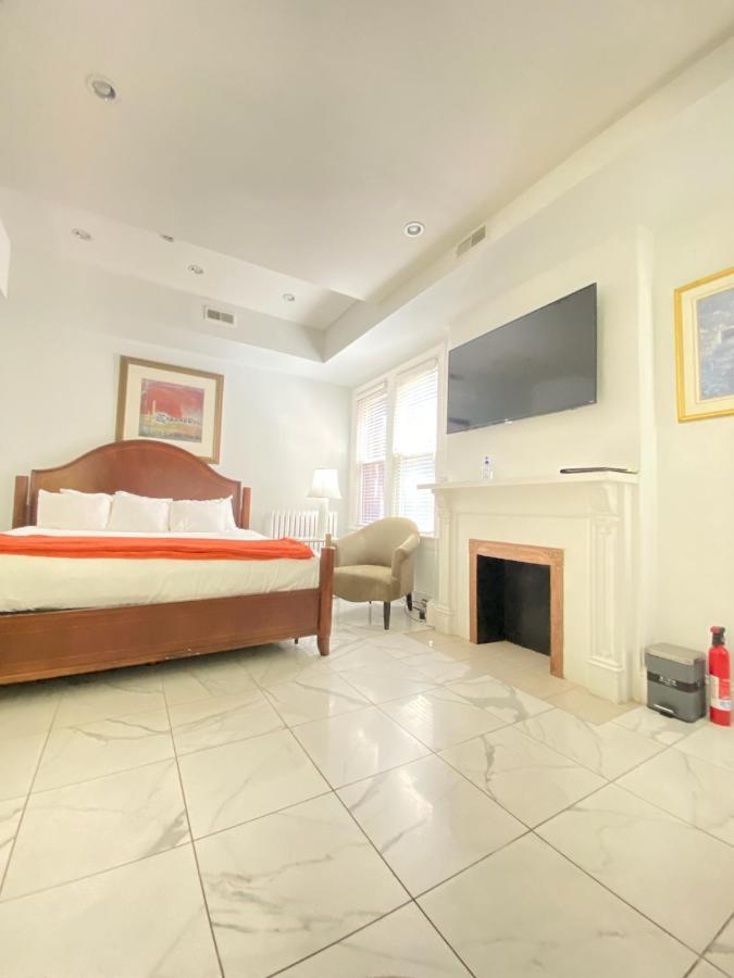Large Duplex 2bdrm 1den-metro Apartment Washington