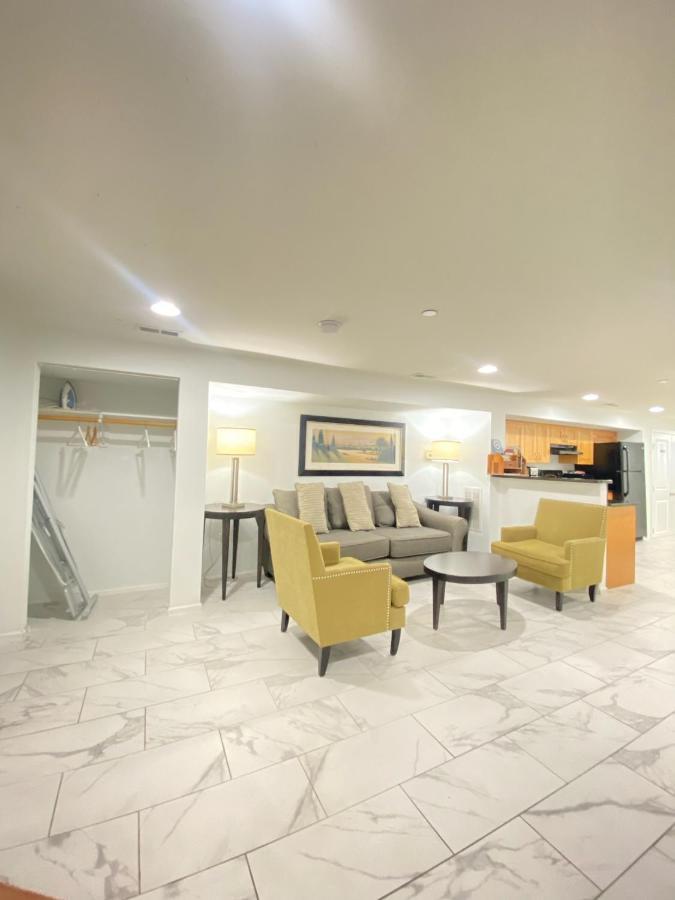 Lovely Remodeled 2bdrm Basement Washington