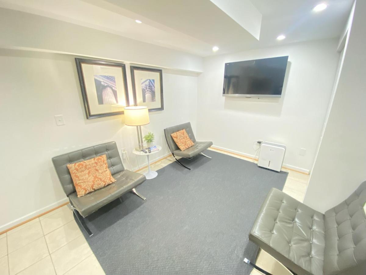 Apartment Comfy Basement 2 Bdrm1den 3queen Beds Washington