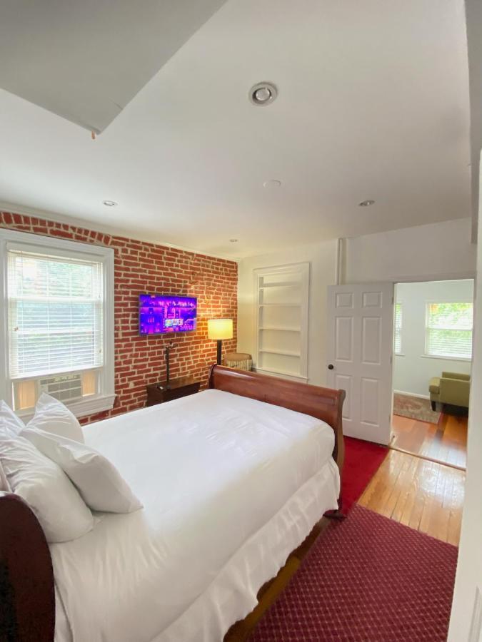 Large Duplex 2bdrm 1den-metro Washington