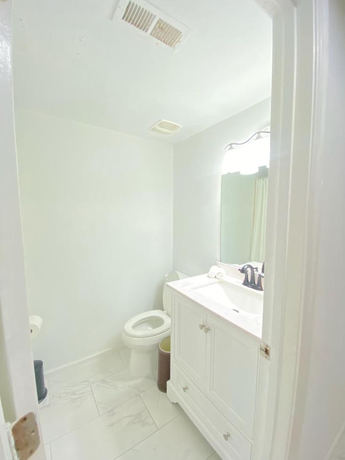 Lovely Remodeled 2bdrm Basement Apartment *