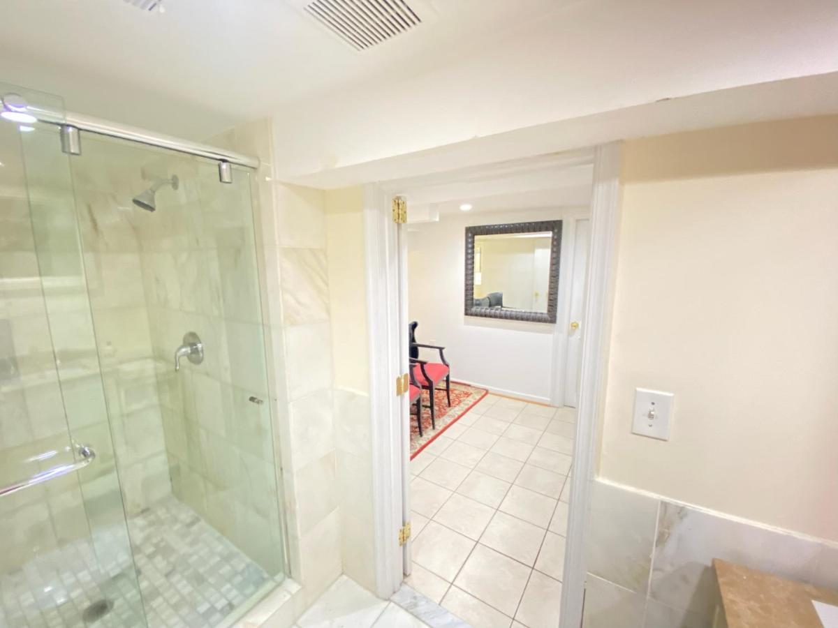 Comfy Basement 2 Bdrm1den 3queen Beds