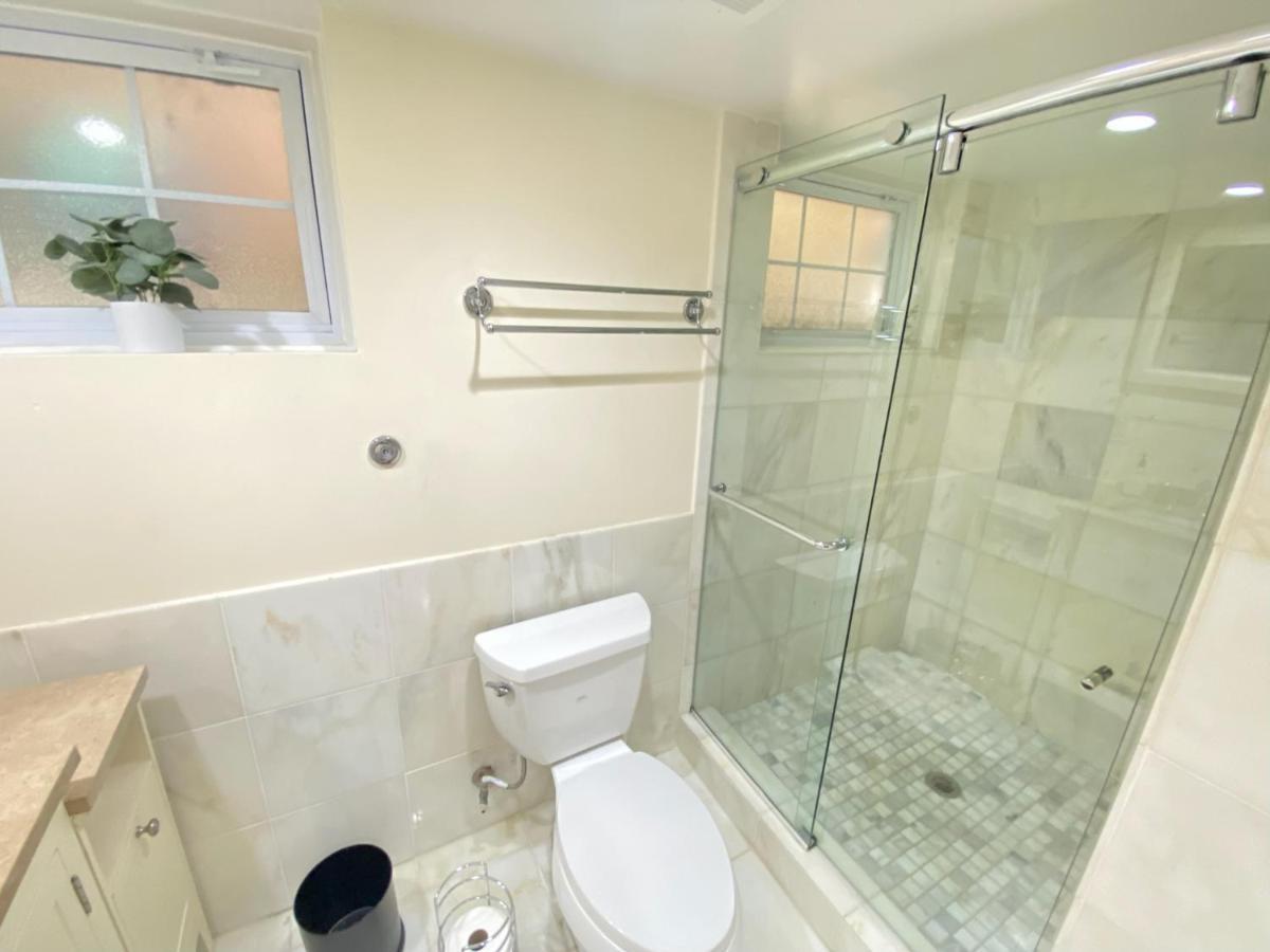 Comfy Basement 2 Bdrm1den 3queen Beds * Washington