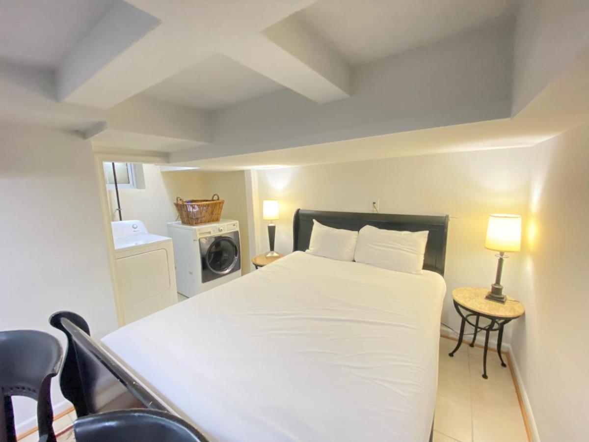 Comfy Basement 2 Bdrm1den 3queen Beds Apartment Washington
