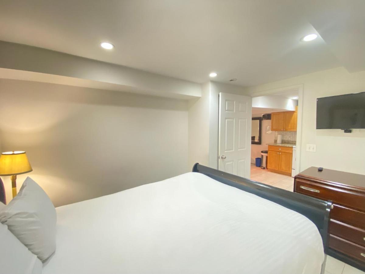 Apartment Comfy Basement 2 Bdrm1den 3queen Beds