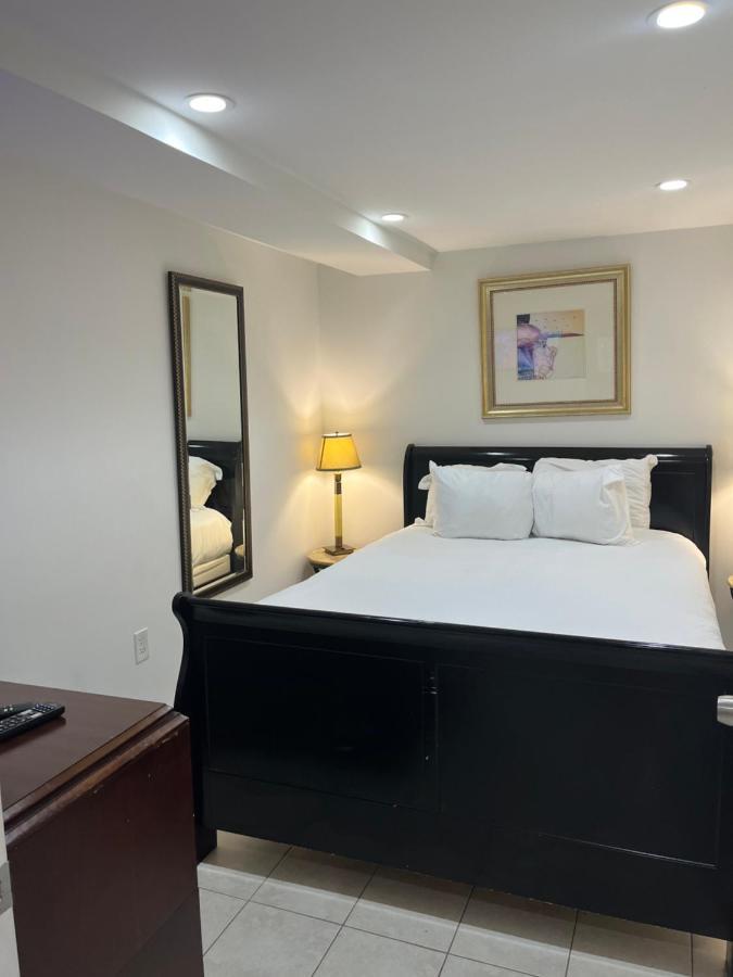 Comfy Basement 2 Bdrm1den 3queen Beds * Washington