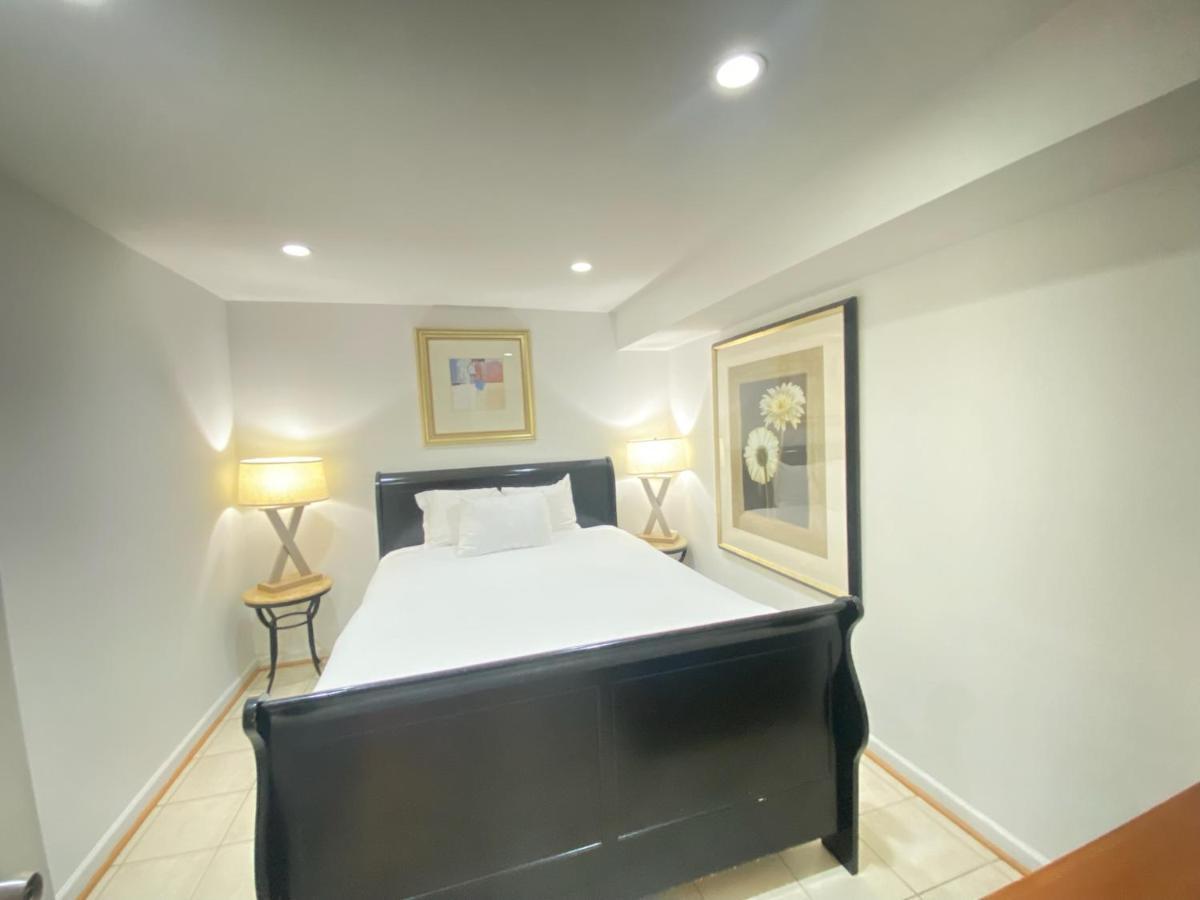 Comfy Basement 2 Bdrm1den 3queen Beds Washington