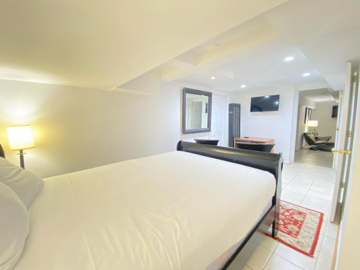 Comfy Basement 2 Bdrm1den 3queen Beds