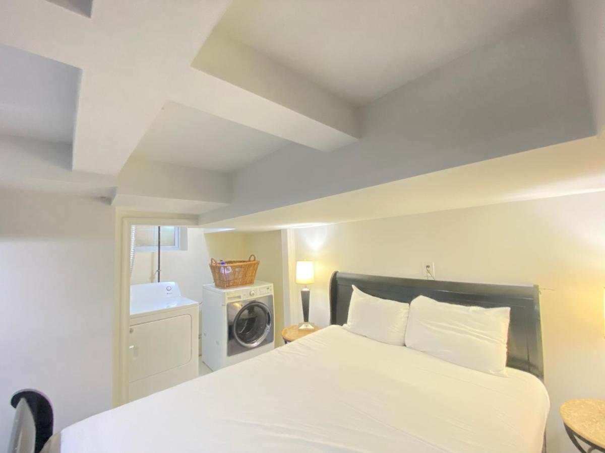 Comfy Basement 2 Bdrm1den 3queen Beds