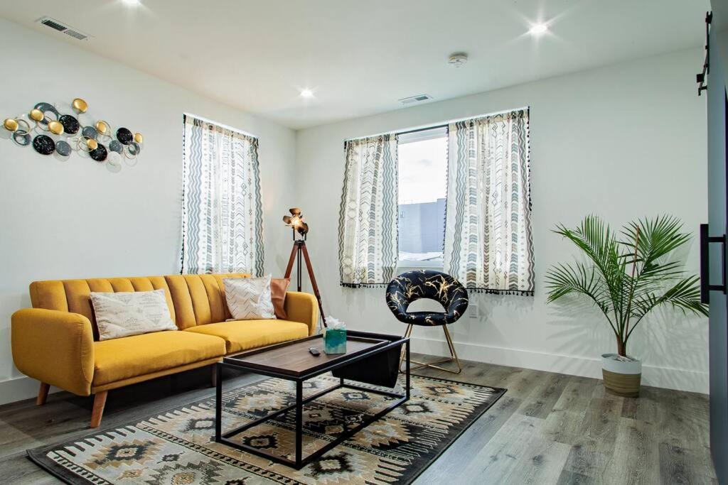 Spacious 2-br 2-bath 3-blocks To H St Corridor Holiday home