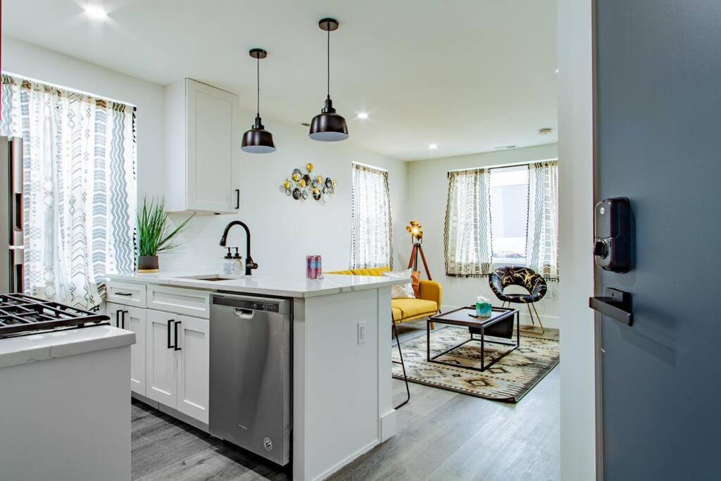 Spacious 2-br 2-bath 3-blocks To H St Corridor Holiday home *