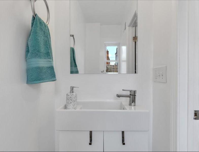 Quaint 3/2.5 In Dupont Apartment *