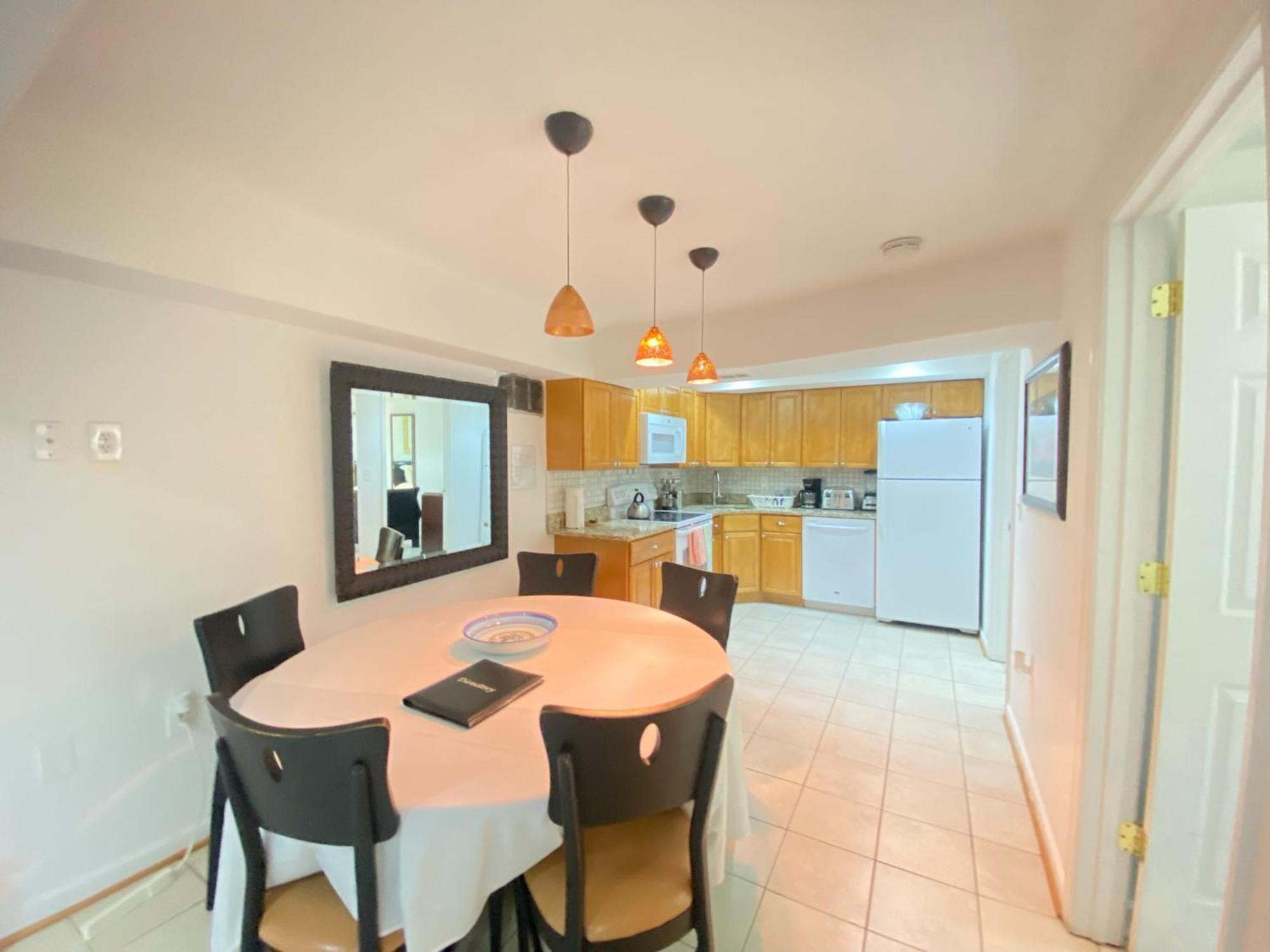 Apartment Comfy Basement 2 Bdrm1den 3queen Beds *