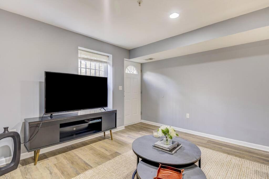 Spacious In Deanwood + Free Parking Apartment