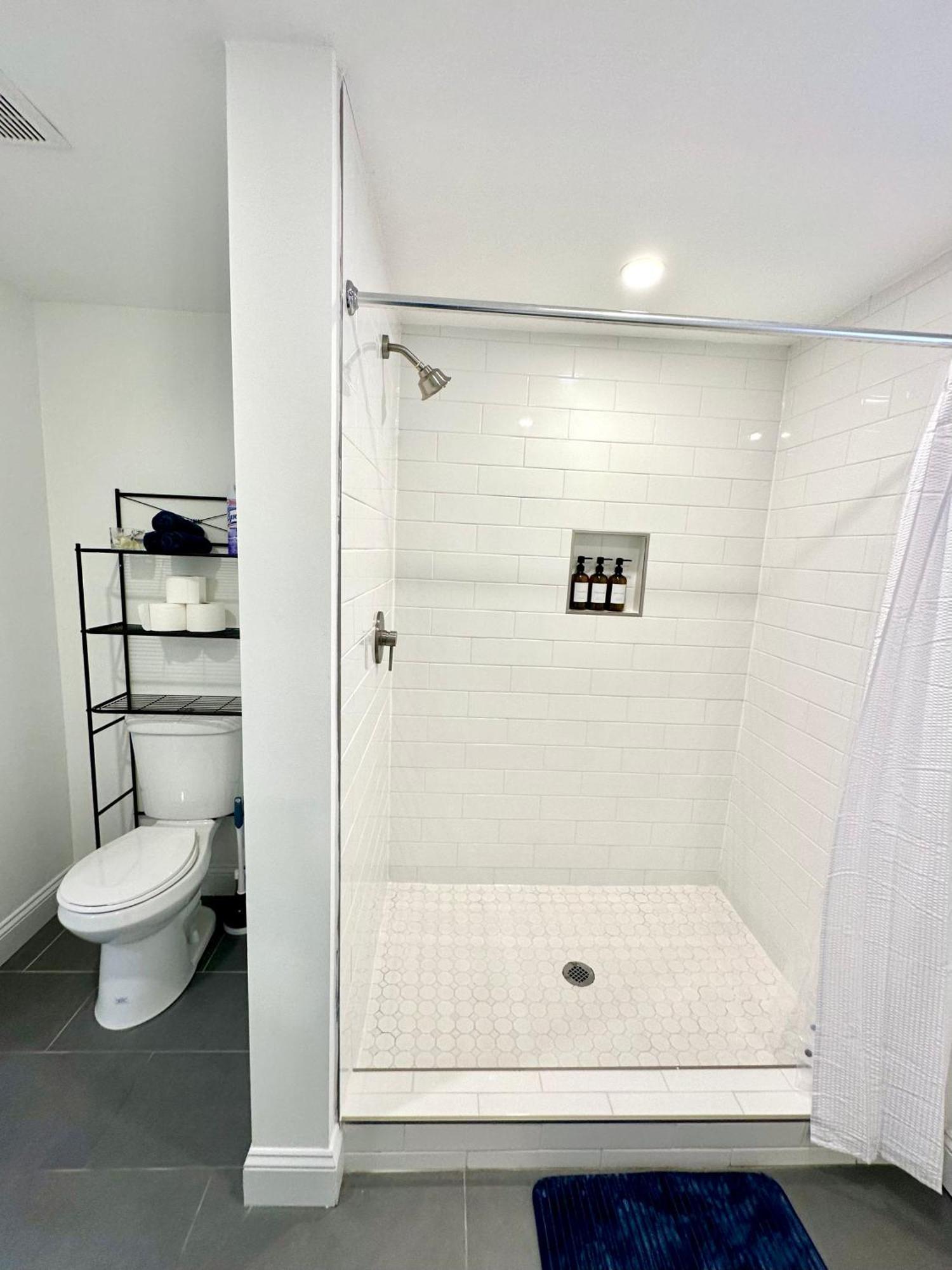 Stylish 1 Bed - 5 Min Walk To Metro, Free Parking! *