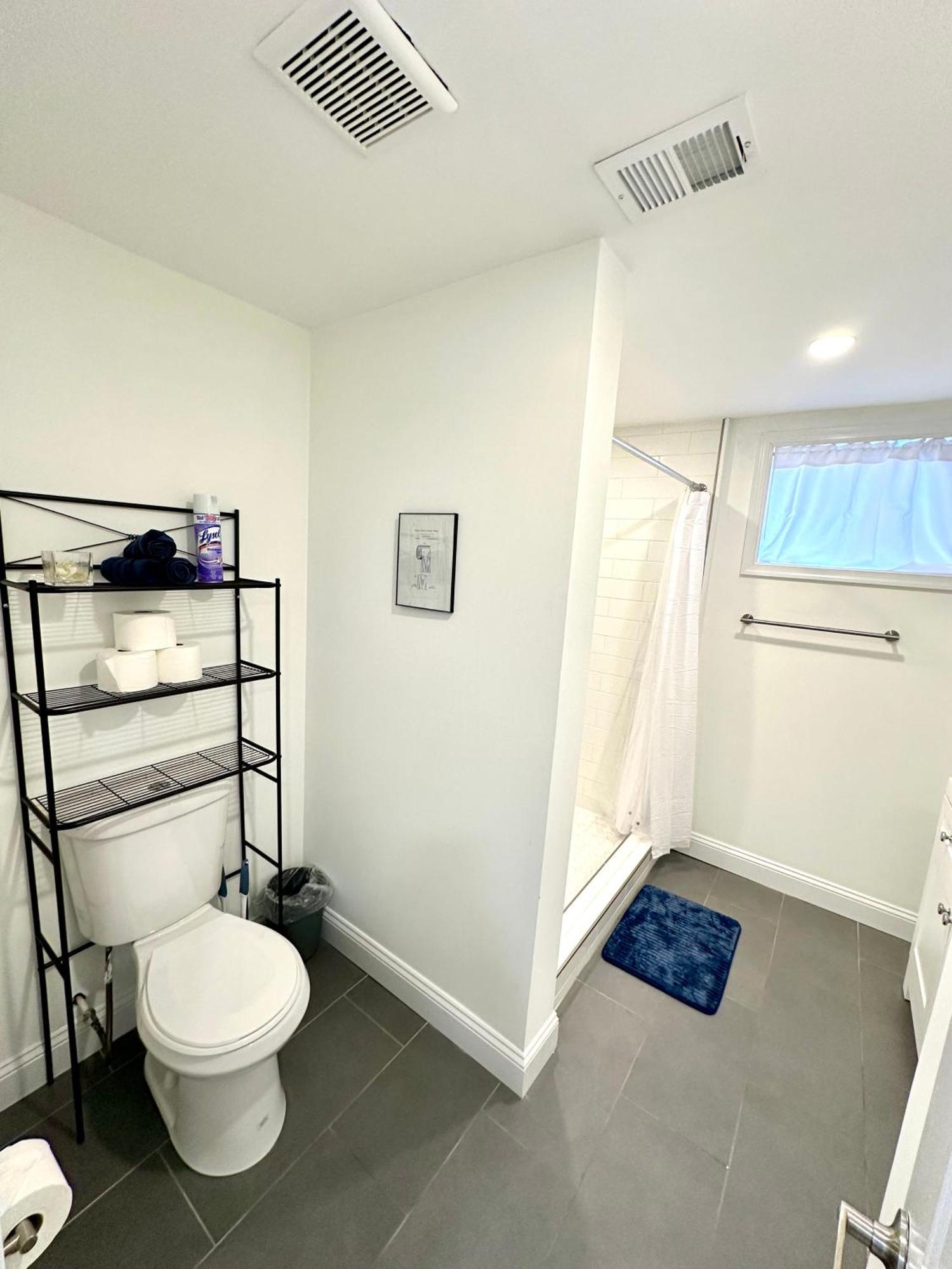Stylish 1 Bed - 5 Min Walk To Metro, Free Parking! * Washington