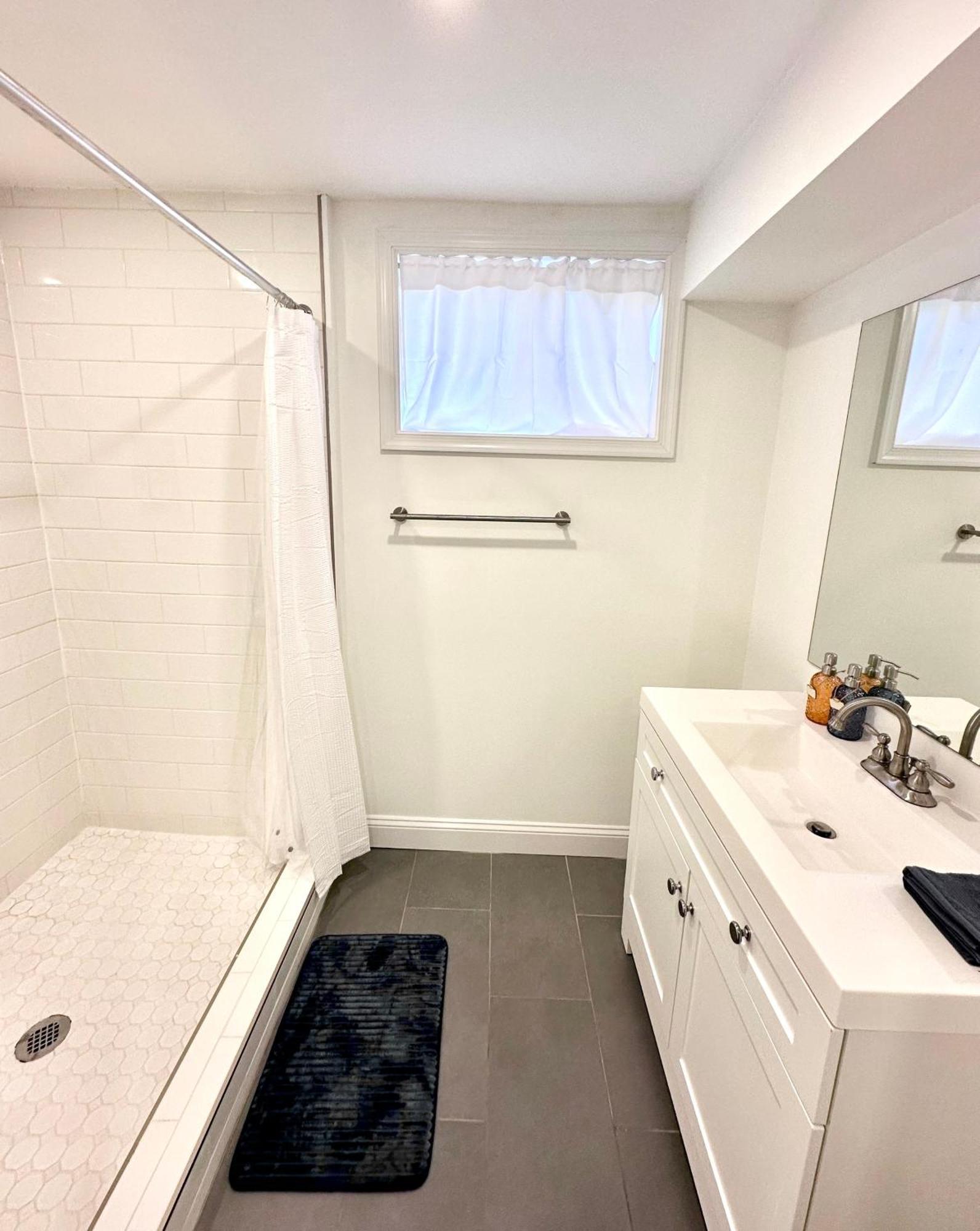Stylish 1 Bed - 5 Min Walk To Metro, Free Parking! Washington