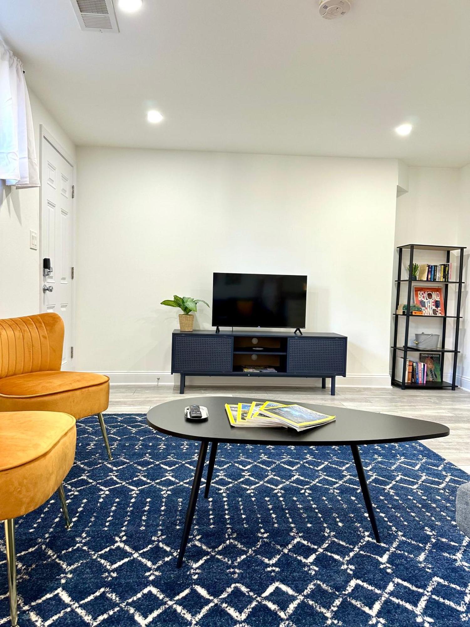 Apartment Stylish 1 Bed - 5 Min Walk To Metro, Free Parking!