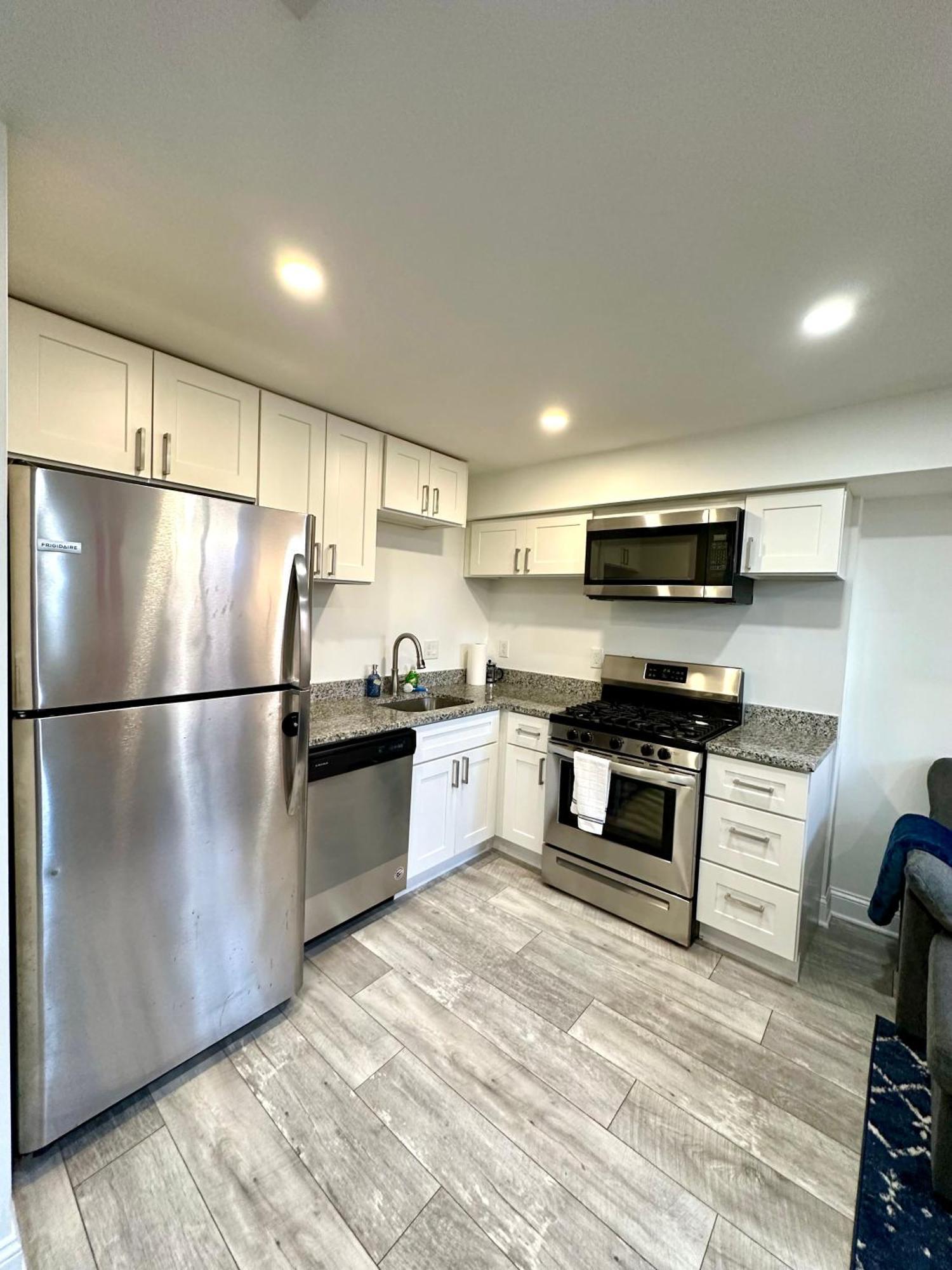 Stylish 1 Bed - 5 Min Walk To Metro, Free Parking! Washington