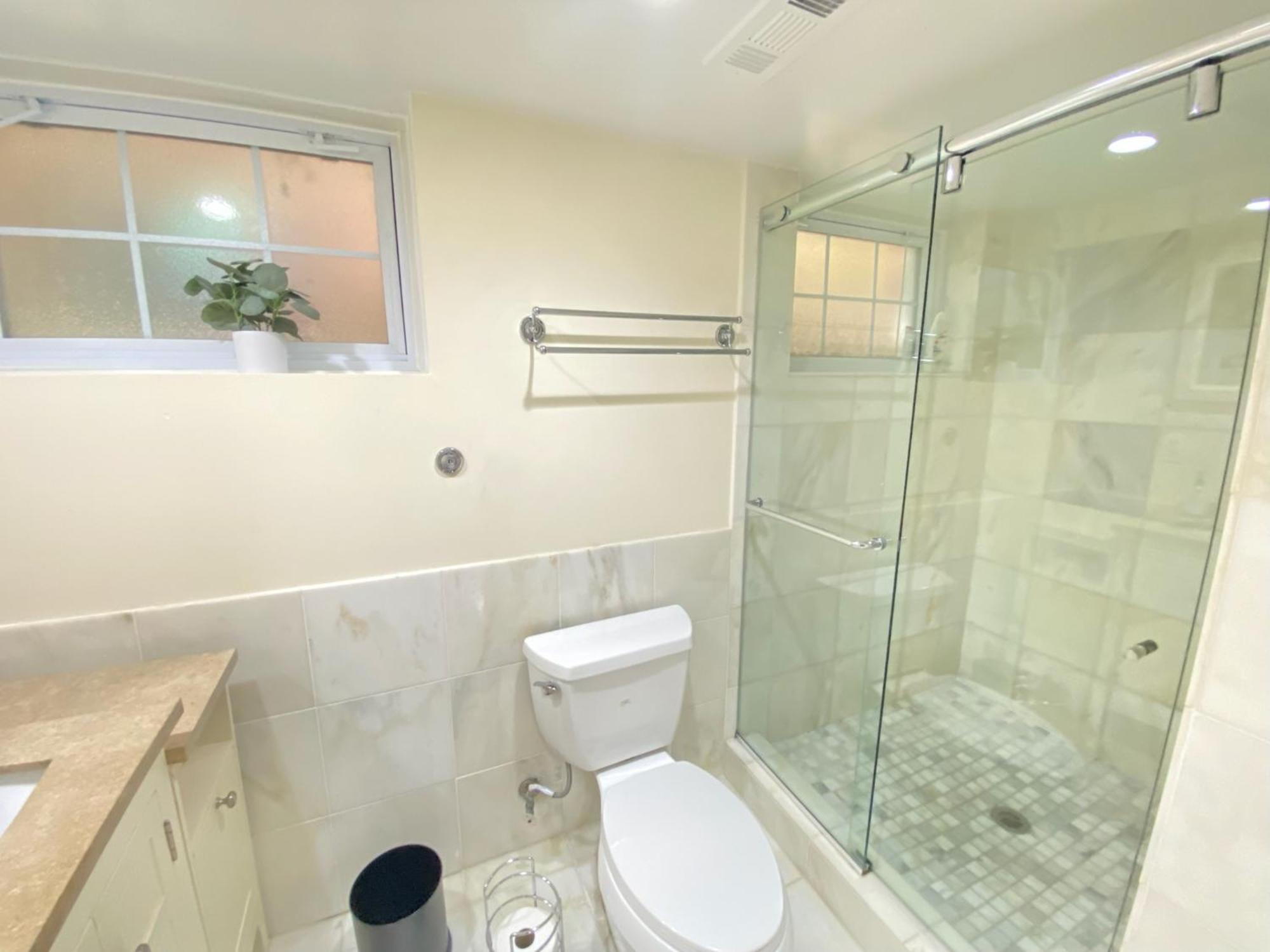 Comfy Basement 2 Bdrm1den 3queen Beds *