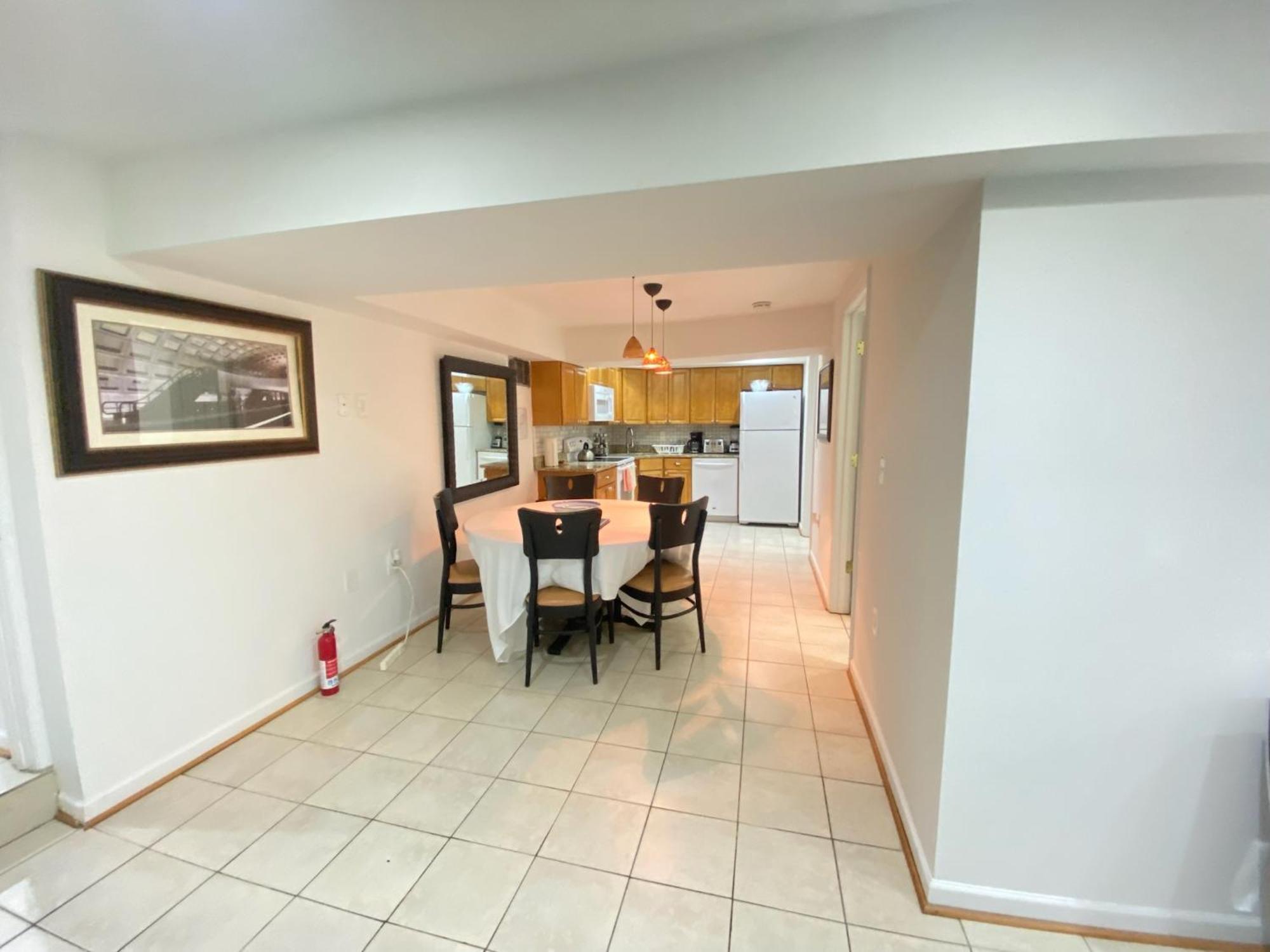 Comfy Basement 2 Bdrm1den 3queen Beds Apartment *