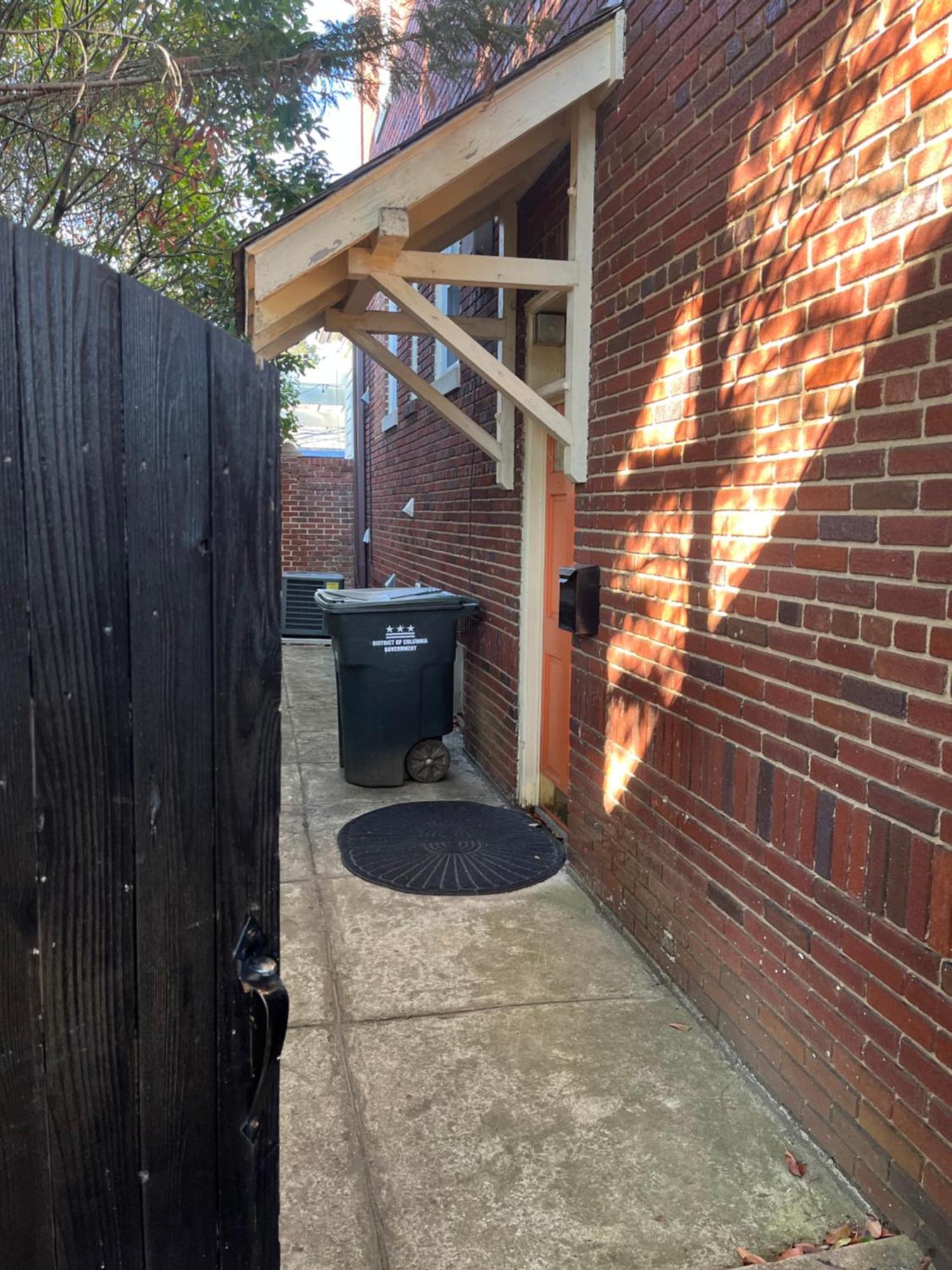 Apartment Comfy Basement 2 Bdrm1den 3queen Beds