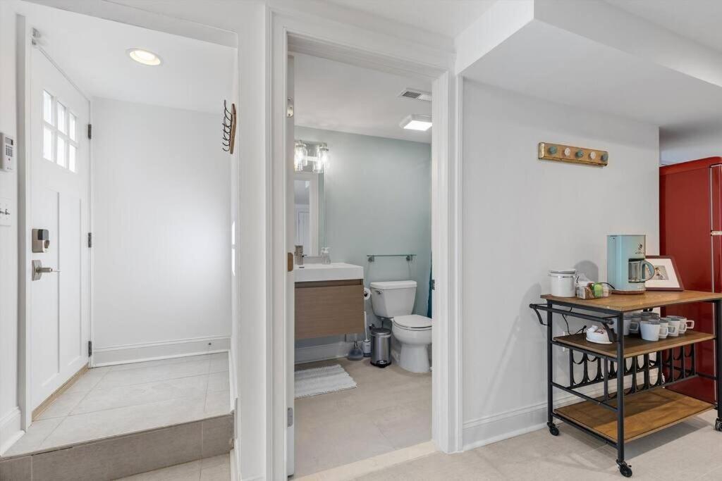 Stone's Throw From Capitol Hill Free Parking Apartment *