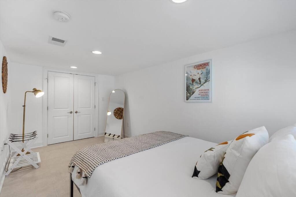 Stone's Throw From Capitol Hill Free Parking *