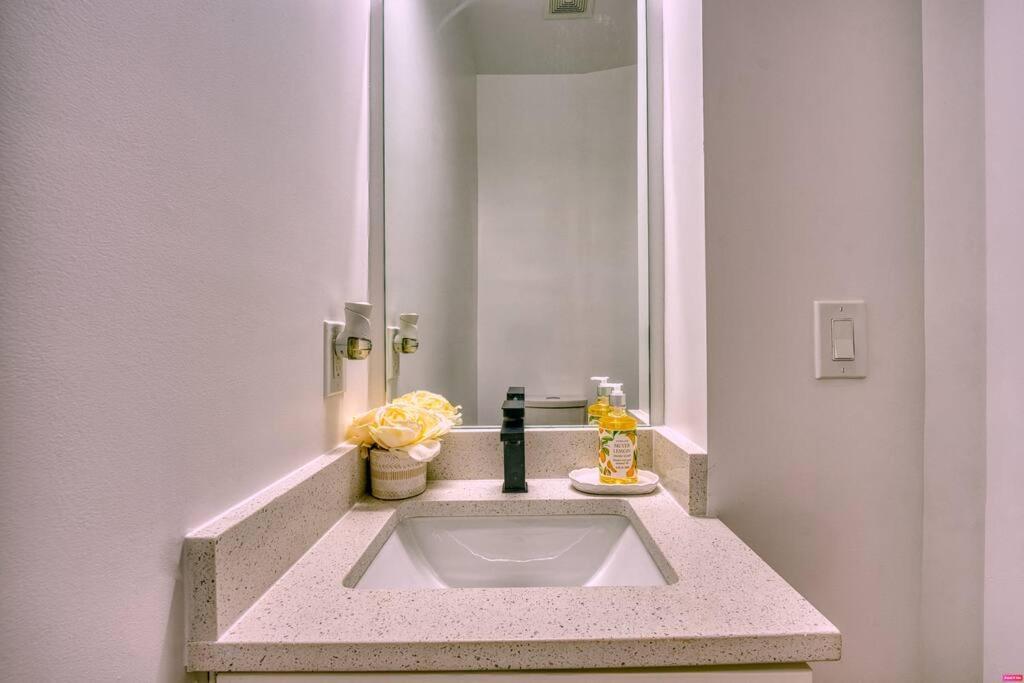 Modern & Colorful ~ 5* Location Washington