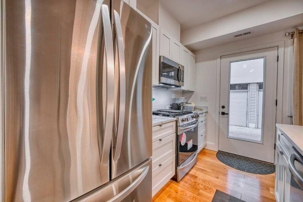 Modern & Colorful ~ 5* Location Apartment Washington