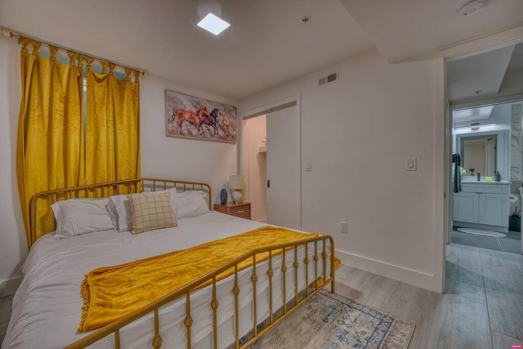 Apartment Modern & Colorful ~ 5* Location Washington
