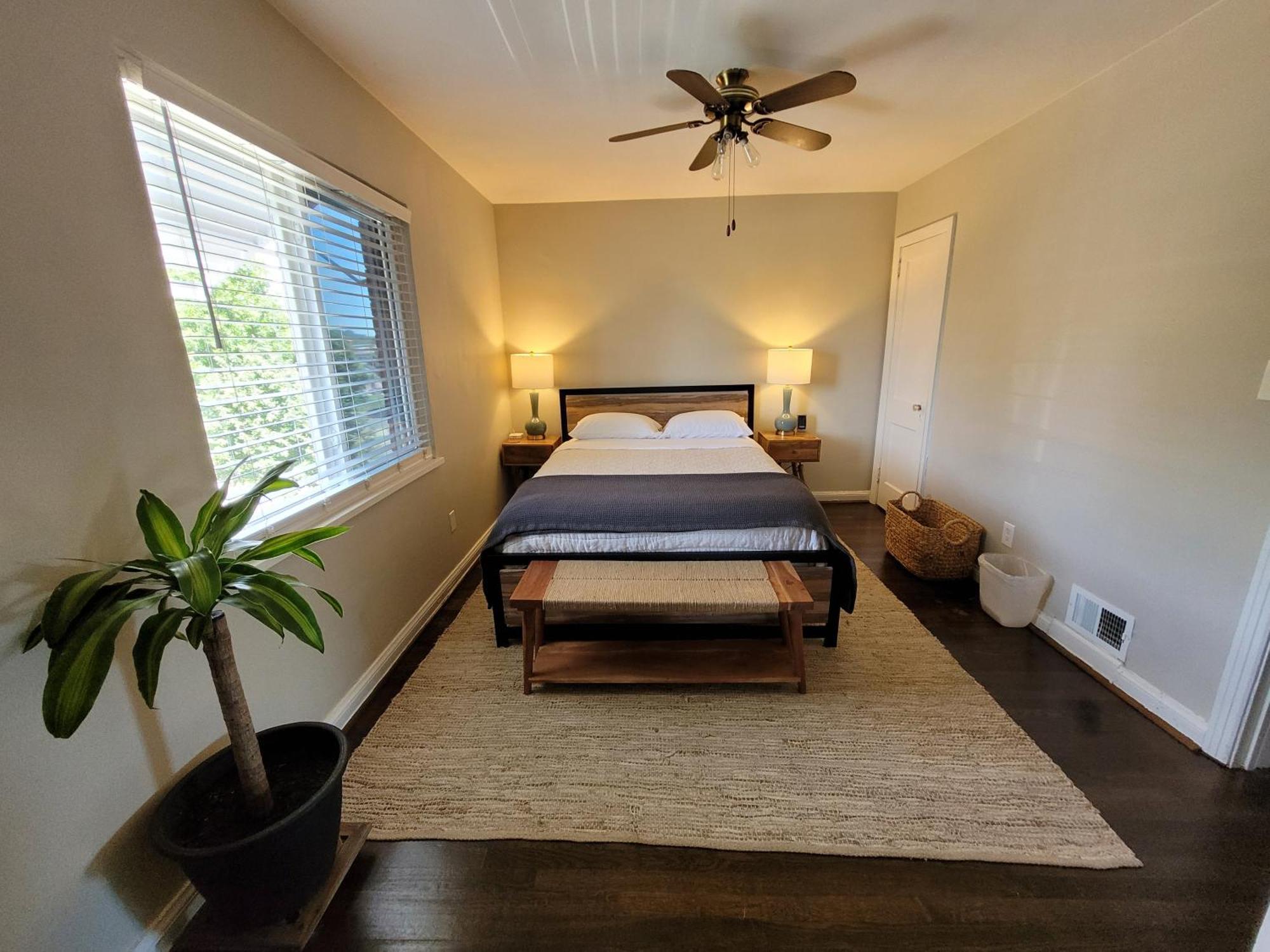 Holiday home Capitol Hill Adj With Parking And Easy Access To Downtown *