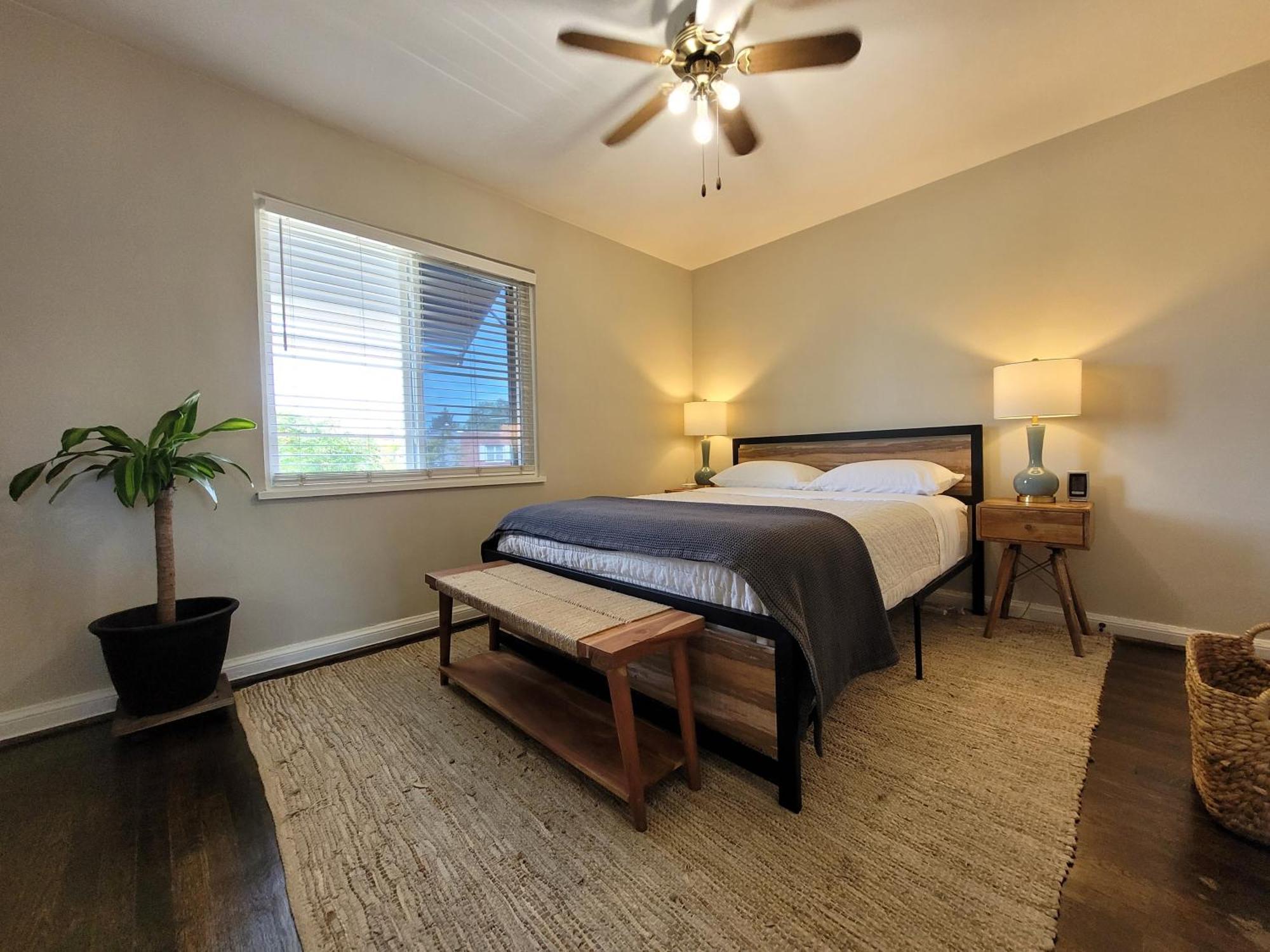 Capitol Hill Adj With Parking And Easy Access To Downtown *