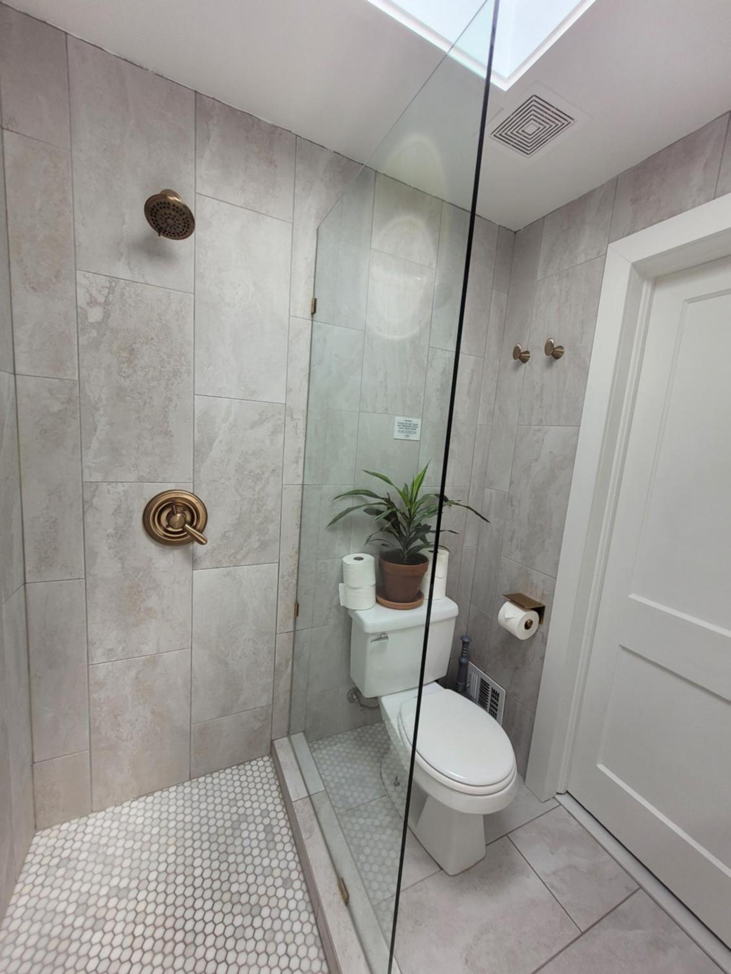 Capitol Hill Adj With Parking And Easy Access To Downtown