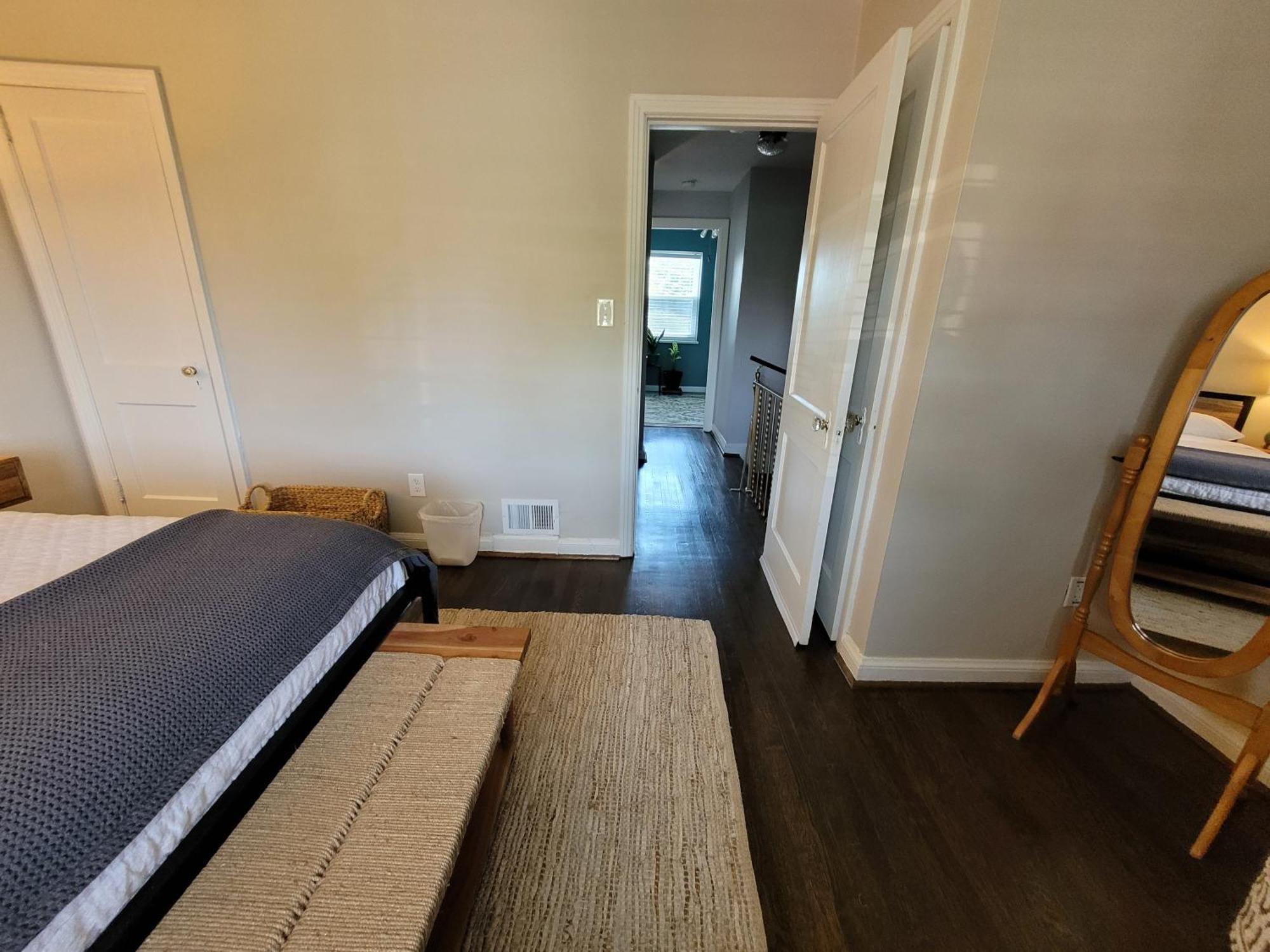 Capitol Hill Adj With Parking And Easy Access To Downtown *