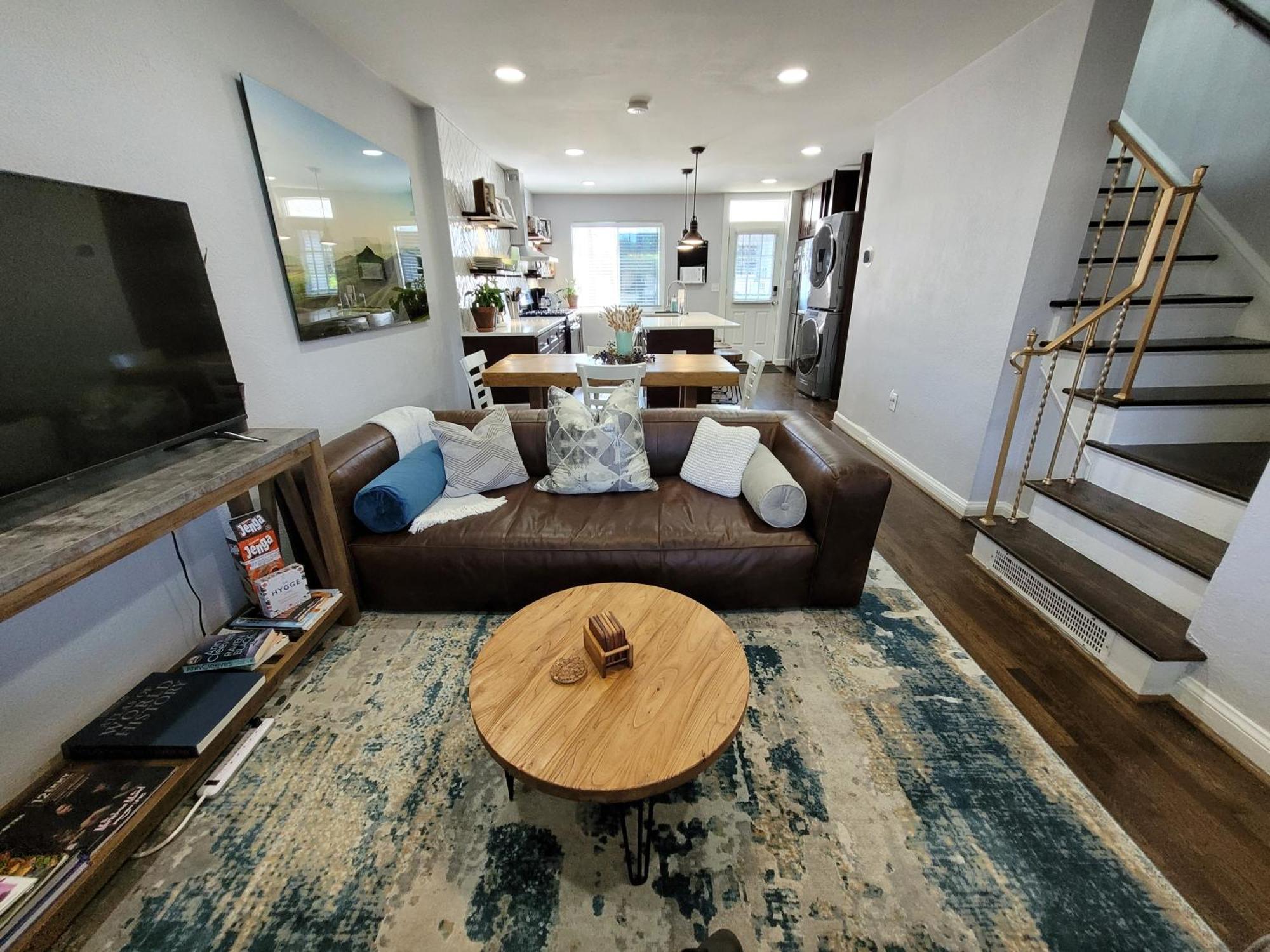 Capitol Hill Adj With Parking And Easy Access To Downtown