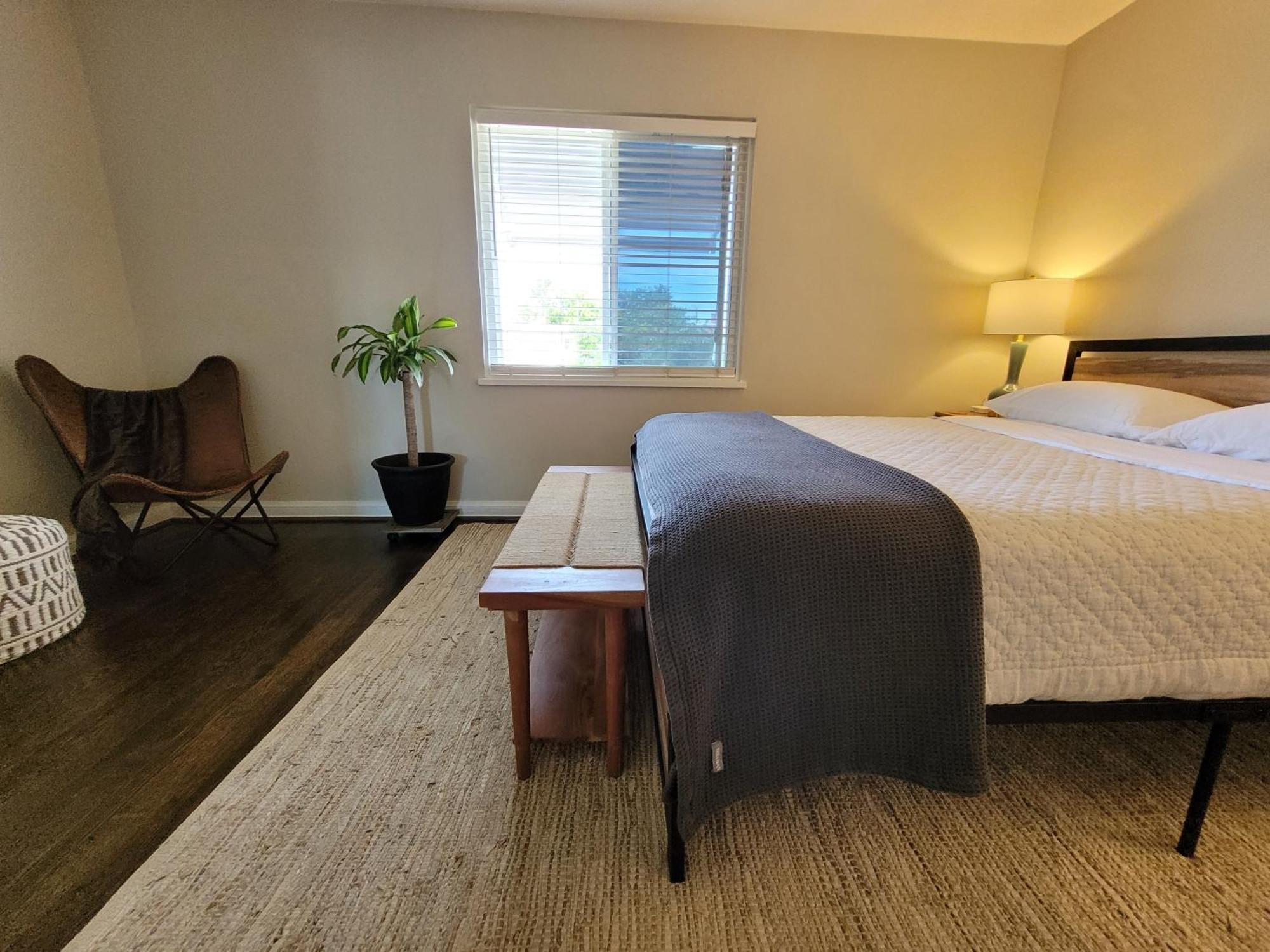 Capitol Hill Adj With Parking And Easy Access To Downtown *