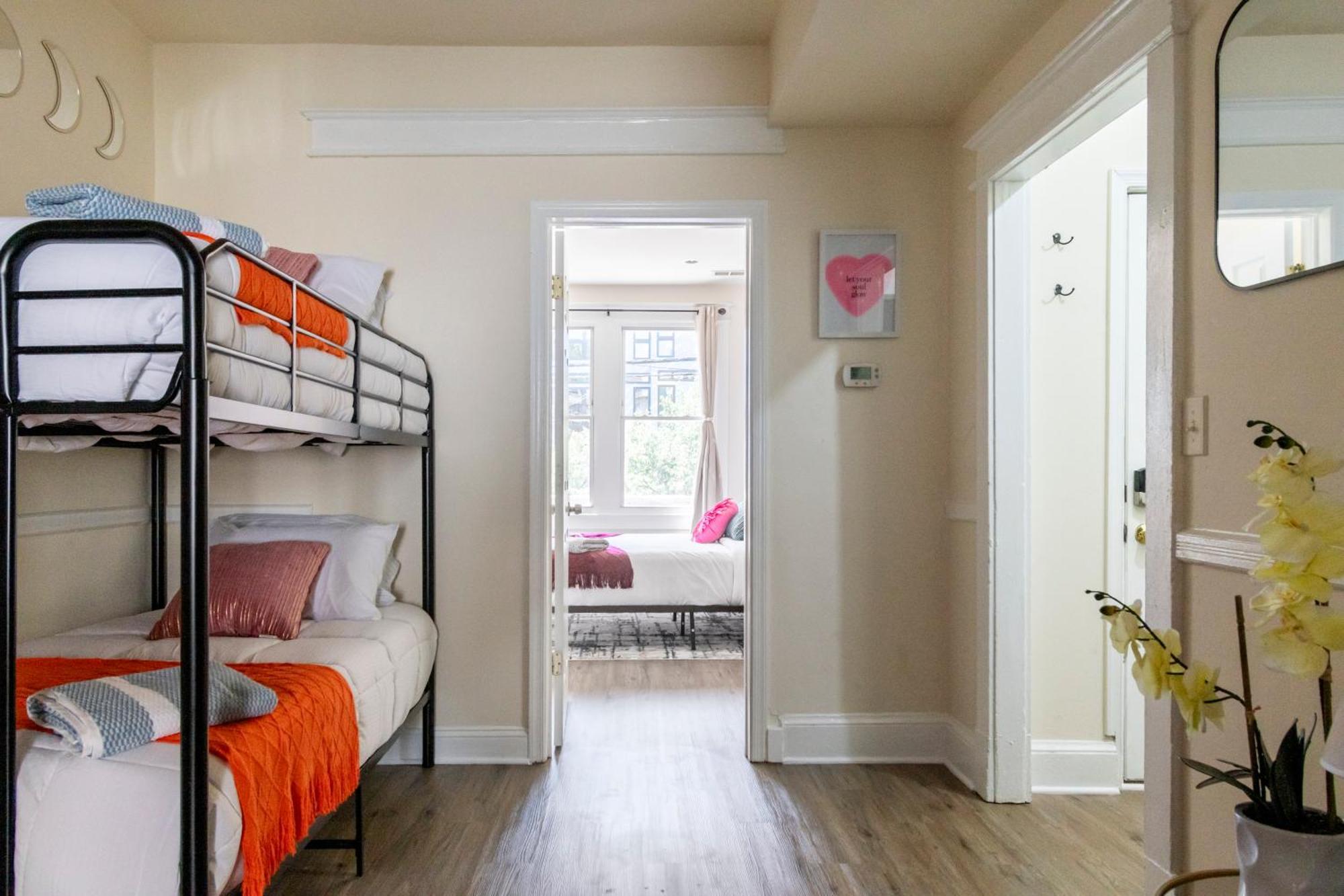 Apartment Cozy At Dc! Sun Filled & Comfortable!