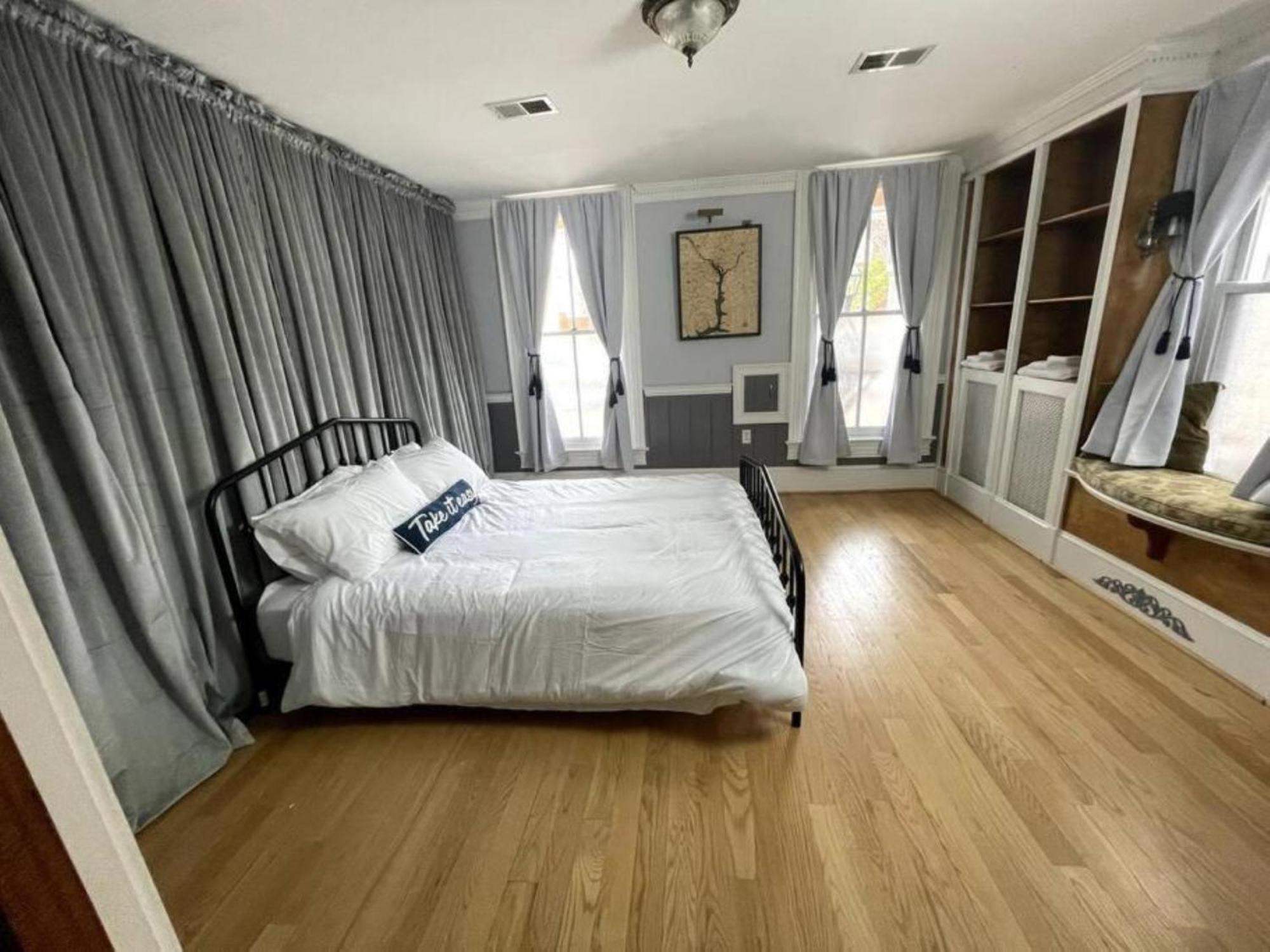 Chic 2br Steps From Historic Sites Holiday home
