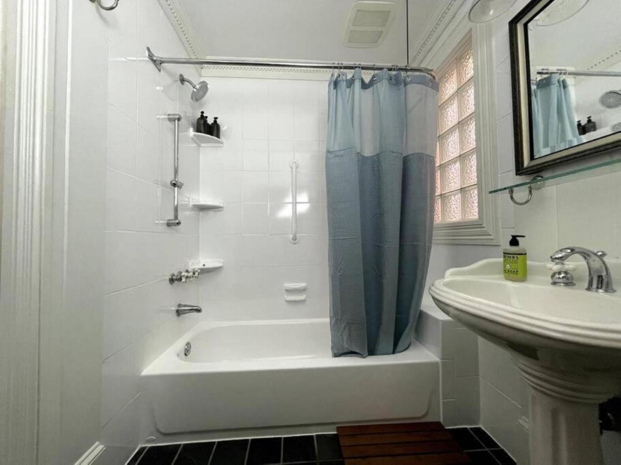 Chic 2br Steps From Historic Sites *