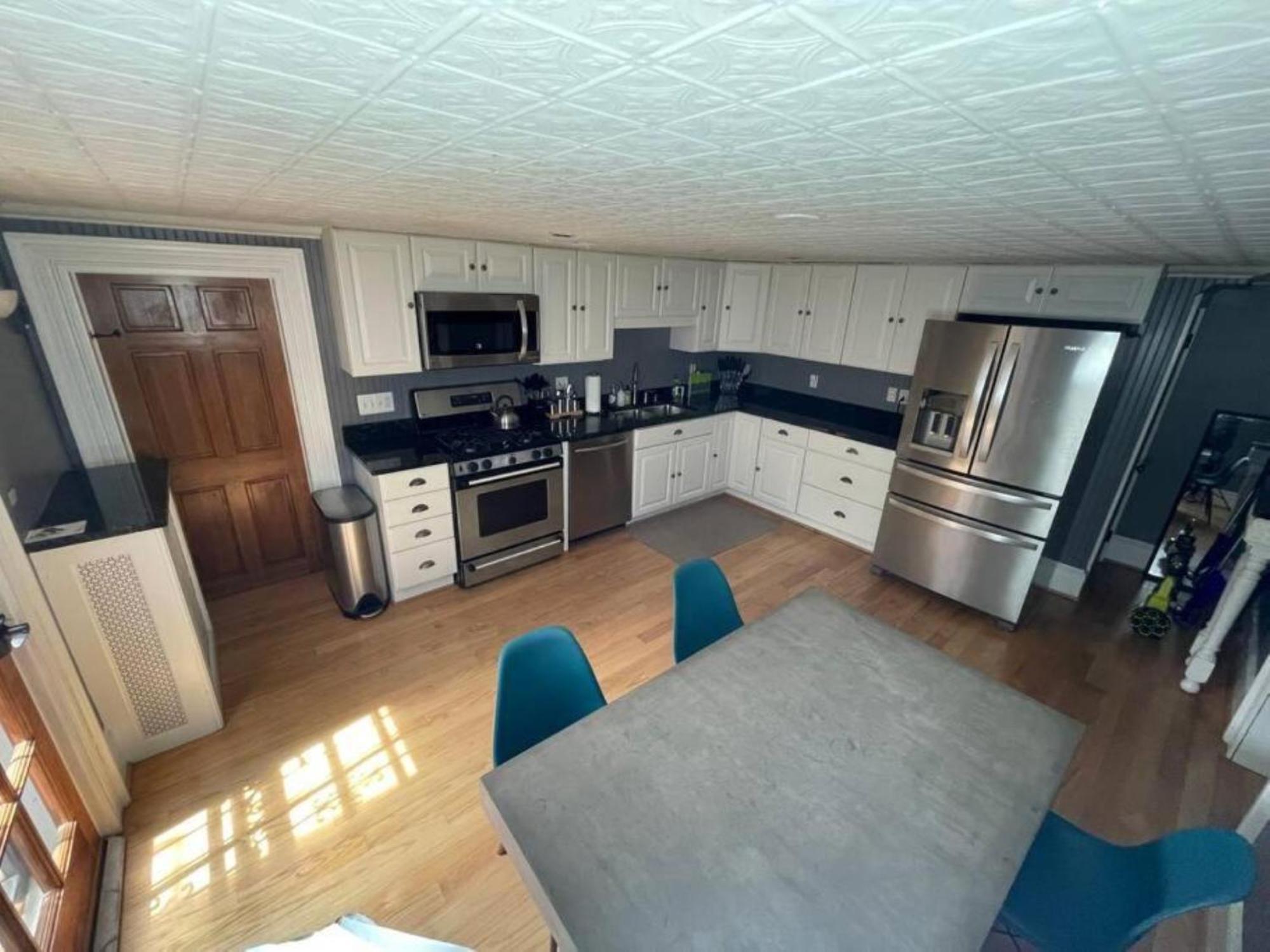 Chic 2br Steps From Historic Sites